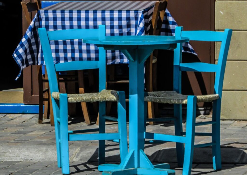 Βγαίνουμε για φαγητό σε μαγαζιά με κήπο ή αυλή στην Κορινθία
