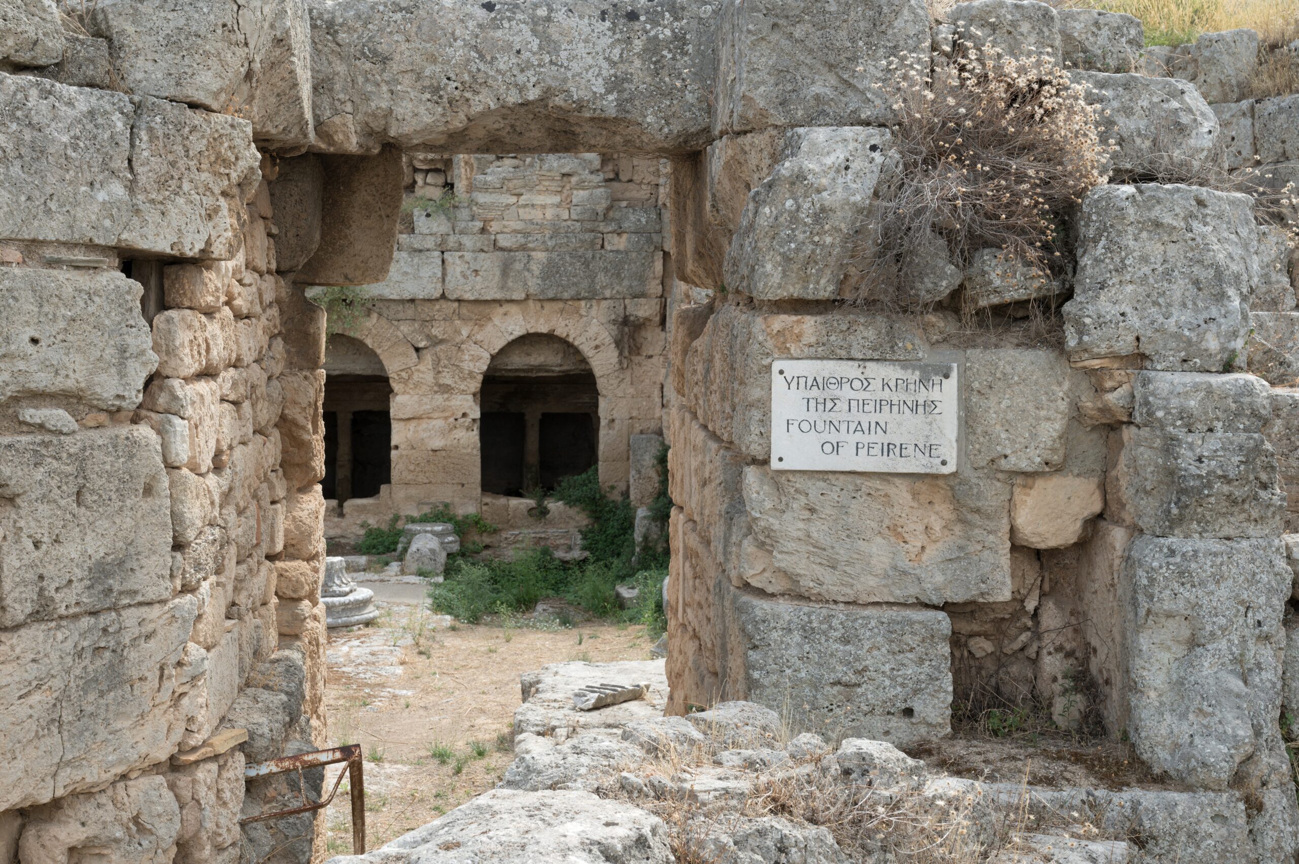 Η Πειρήνη κρήνη στον αρχαιολογικό χώρο της Αρχαίας Κορίνθου. Φωτογραφία: Zde / Wikimedia Commons — CC BY-SA 4.0.